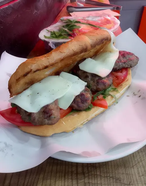 Ekmek Arası Kaşarlı Köfte