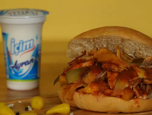 Ekmek Arası Hatay Usulü Tavuk Döner & Ayran Menü
