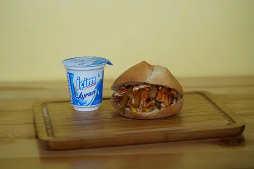 Ekmek Arası Duble Hatay Usulü Tavuk Döner & Ayran Menü