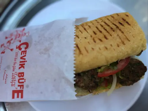 Ekmek Arası Kaşarlı Ev Köftesi