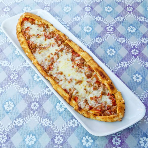 Kuşbaşılı Kaşarlı Pide