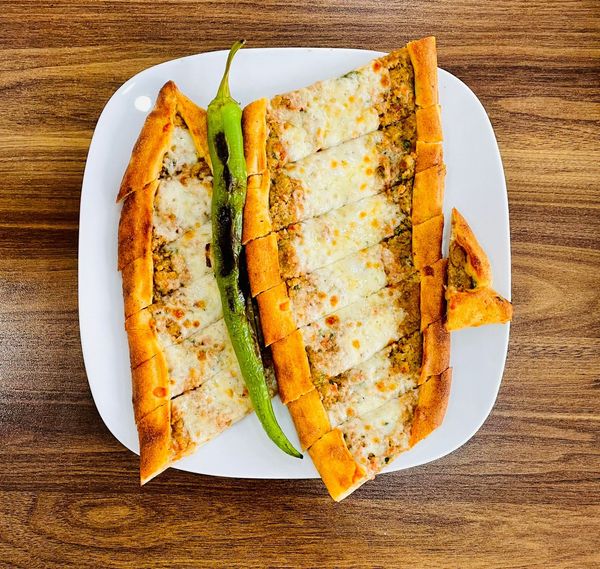 Kıymalı Kaşarlı Pide