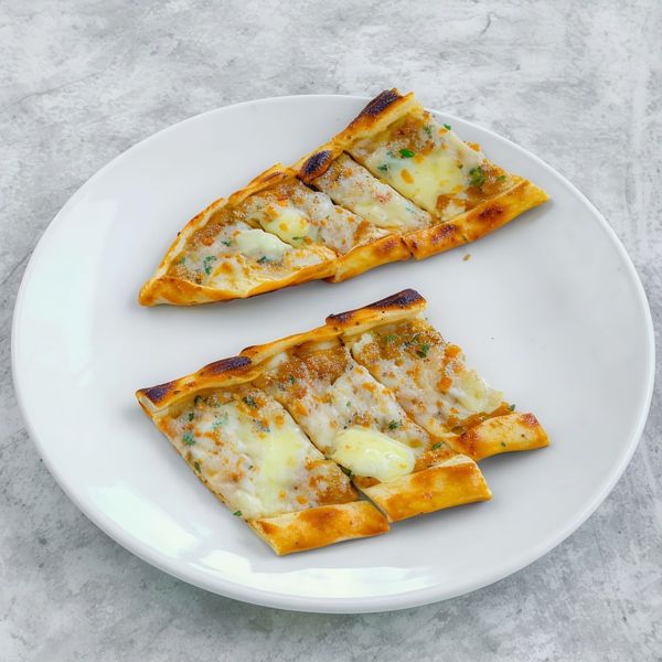 Soğansız Kıymalı Kaşarlı Pide