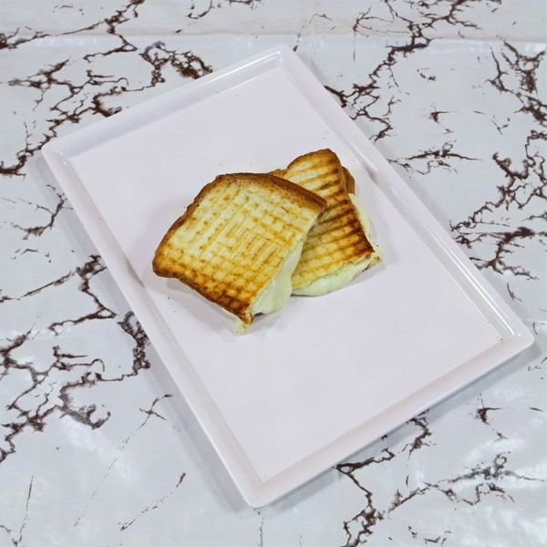 Yarım Ekmek Arası Dana Sucuklu & Kaşarlı Tost