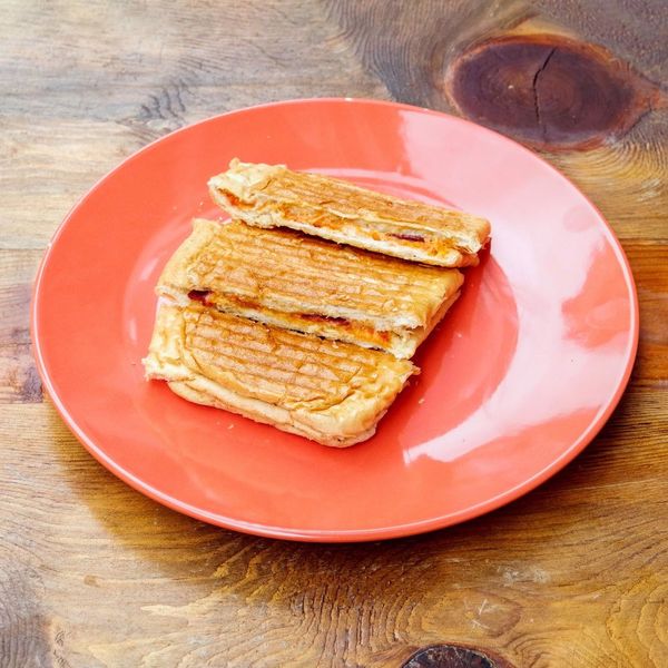 Yarım Ekmek Arası Sucuklu Pastırmalı Kaşarlı Tost