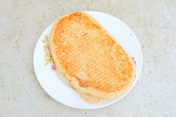 Sosisli Sucuklu Kaşarlı Bütün Bazlama Tost
