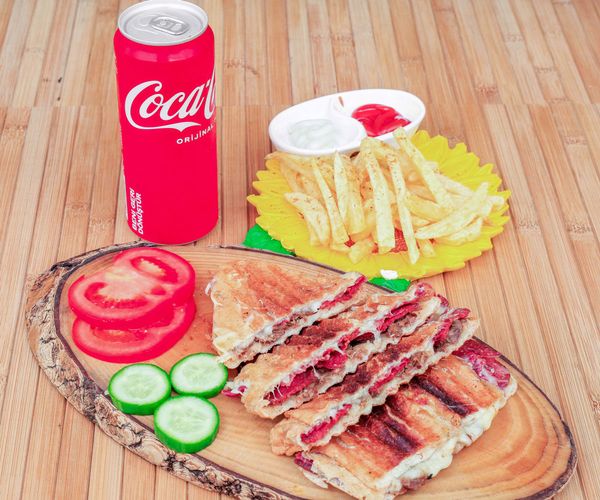 Dana Sucuklu Bazlama Tost Menü