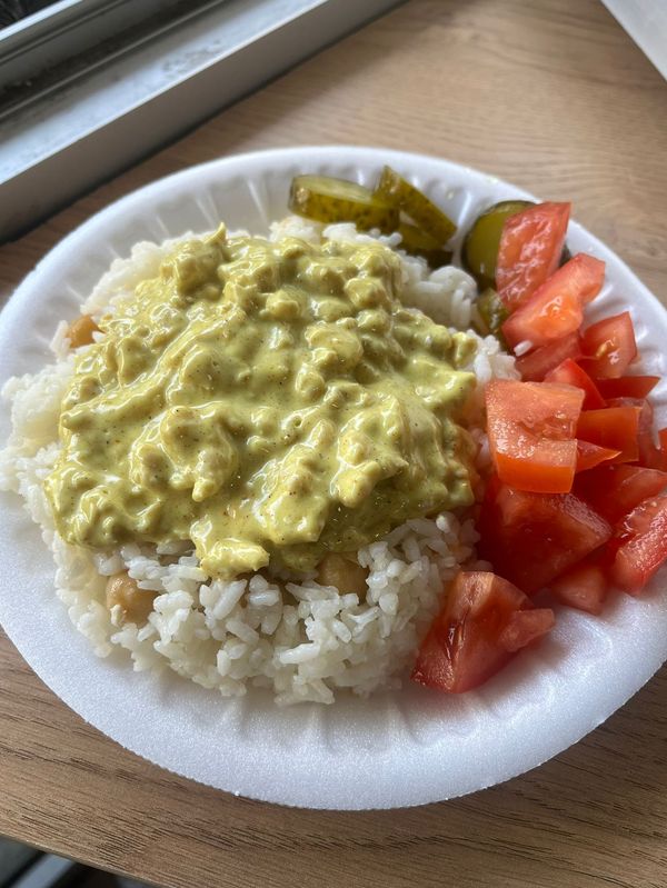 Pilav Üstü Köri Soslu Tavuk