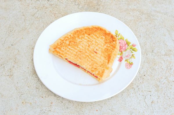 Yarım Ekmek Arası Kaşarlı Dana Sucuklu Yumurtalı Tost