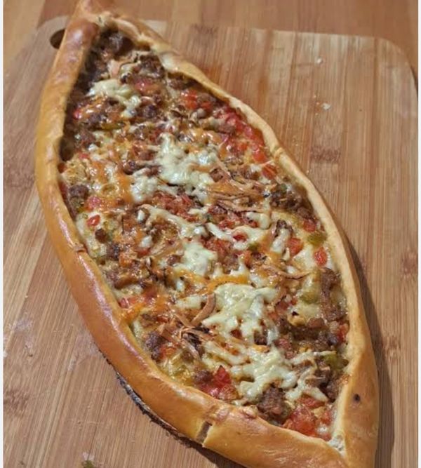 Kuşbaşılı Kaşarlı Pide