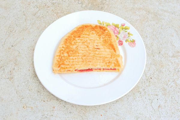 Dana Sucuklu Kaşarlı Yarım Bazlama Tost