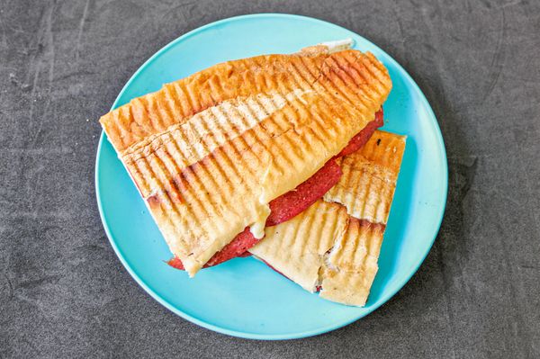 Tam Ekmek Arası Dana Sucuklu Kaşarlı Tost