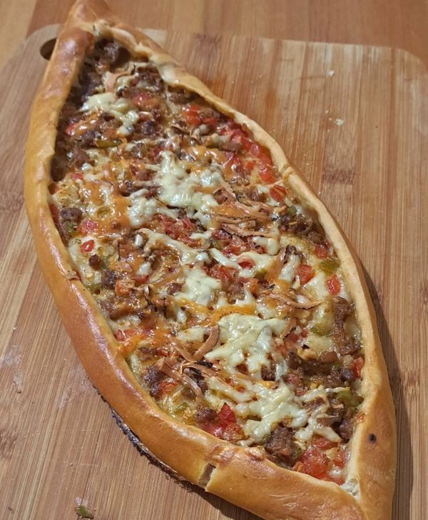 Kıymalı Kaşarlı Pide