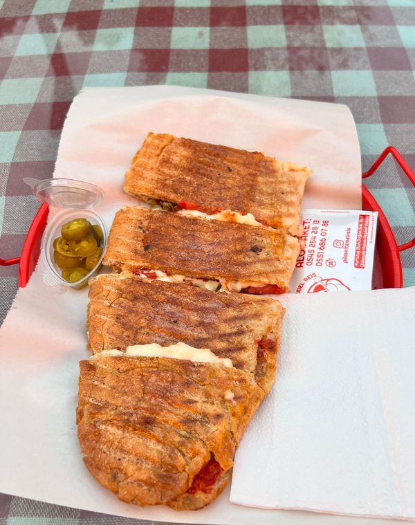 3/4 Ekmek Arası Dana Sucuklu Tost