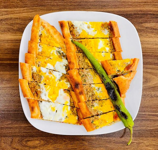 Kıymalı Yumurtalı Pide