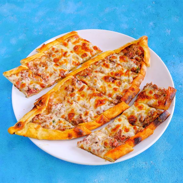 Kuşbaşılı Kaşarlı Pide