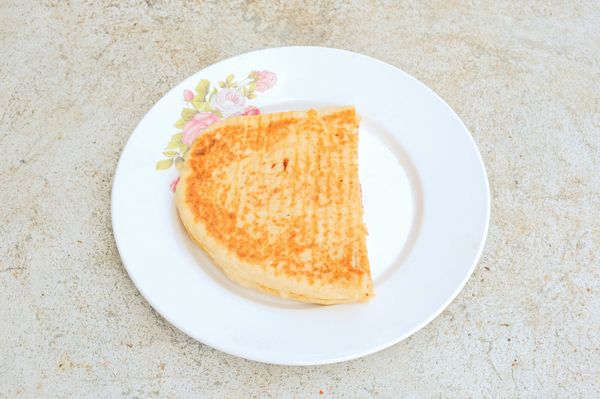 Tavuk Sucuklu Bazlama Tost (Yarım)