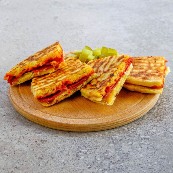 Sucuklu Kaşarlı Bazlama Tost