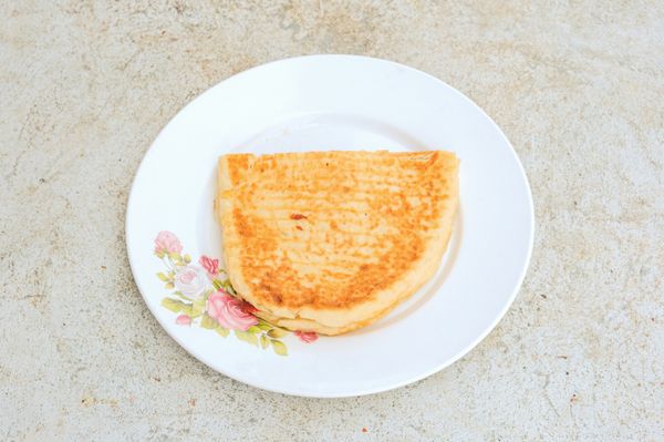 Yarım Bazlama Ekmek Arası Sosisli Kaşarlı Tost