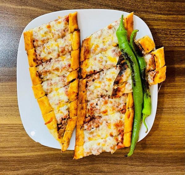 Kuşbaşılı Kaşarlı Pide