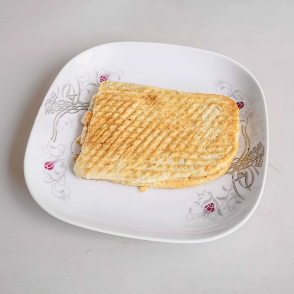 Yarım Ekmek Arası Kaşarlı Yumurtalı Tost