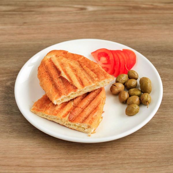 Yarım Ekmek Arası Dana Sucuklu Dana Kavurmalı Kaşarlı Tost